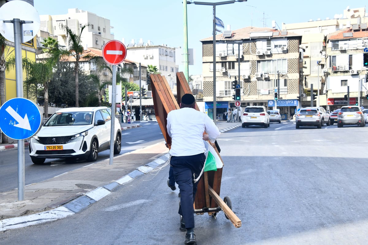 ערב חג הסוכות ברחובות בני ברק 