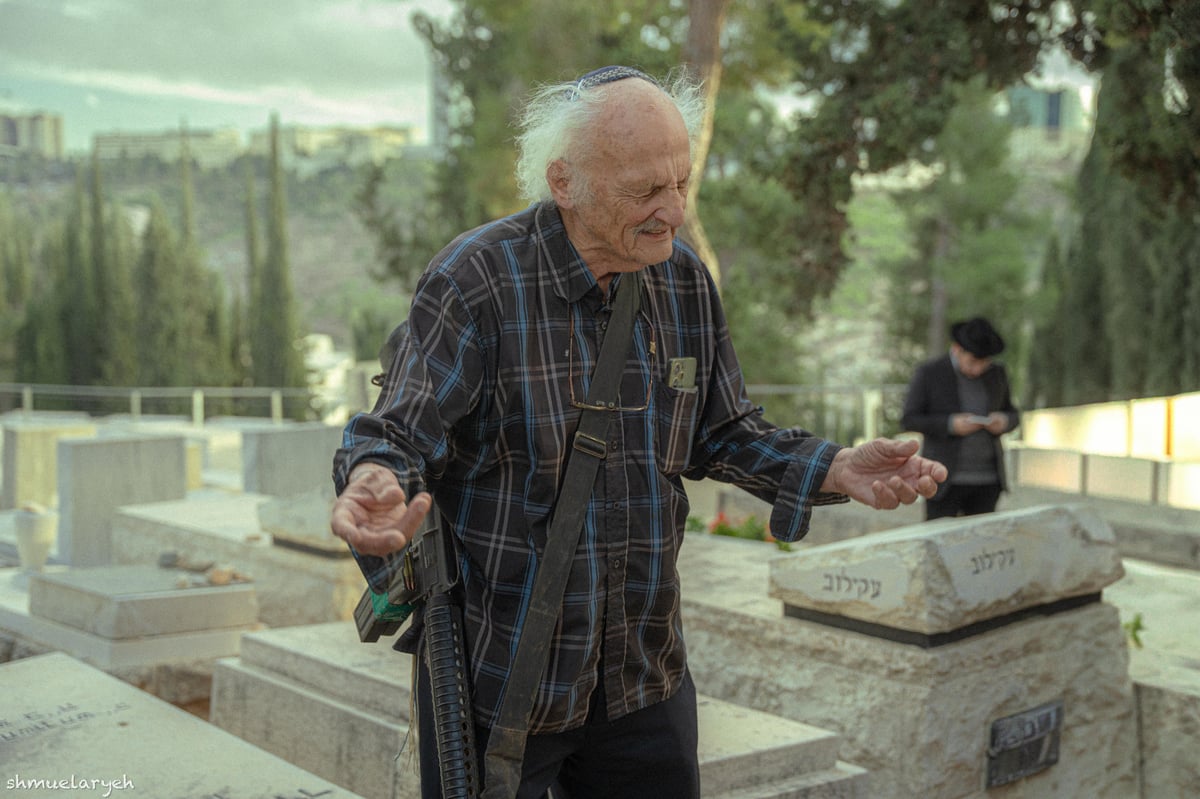 העליה לקבר רבי שלמה קרליבך ביום השנה ה-30 לפטירתו