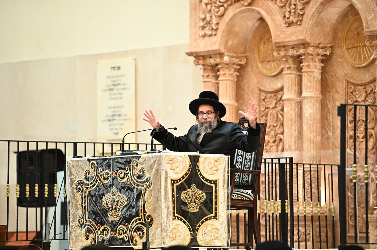 האדמו"ר מסקולען בשיעור בענייני שובבי"ם בביהמ"ד ויז'ניץ