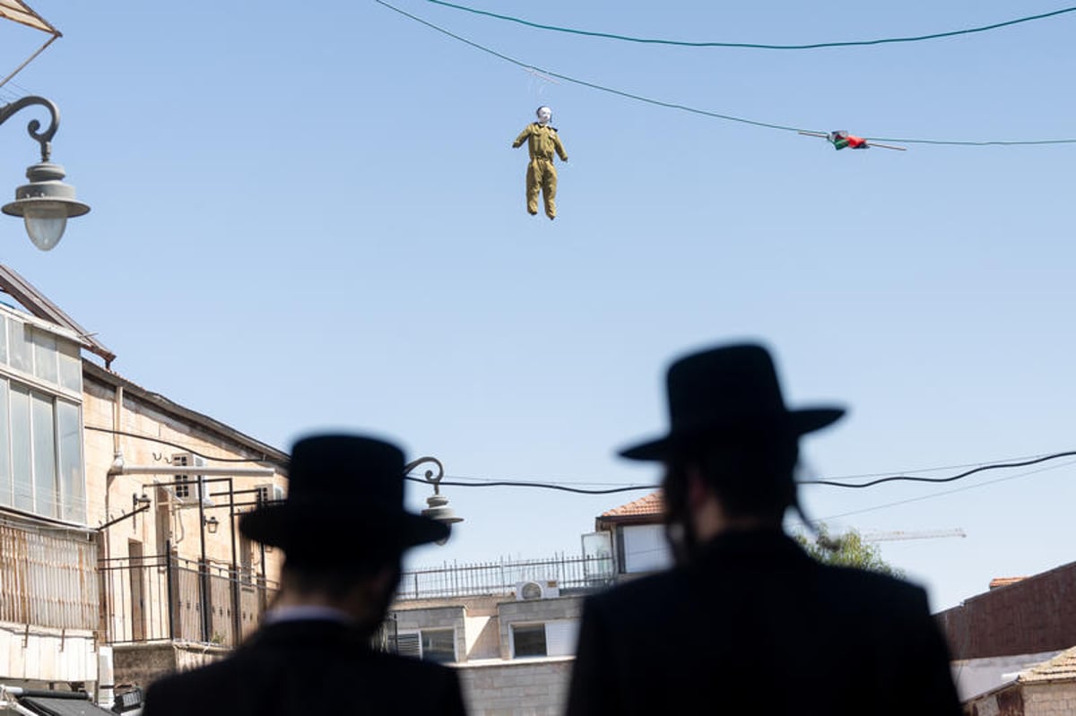 בובת החייל תלויה במאה שערים