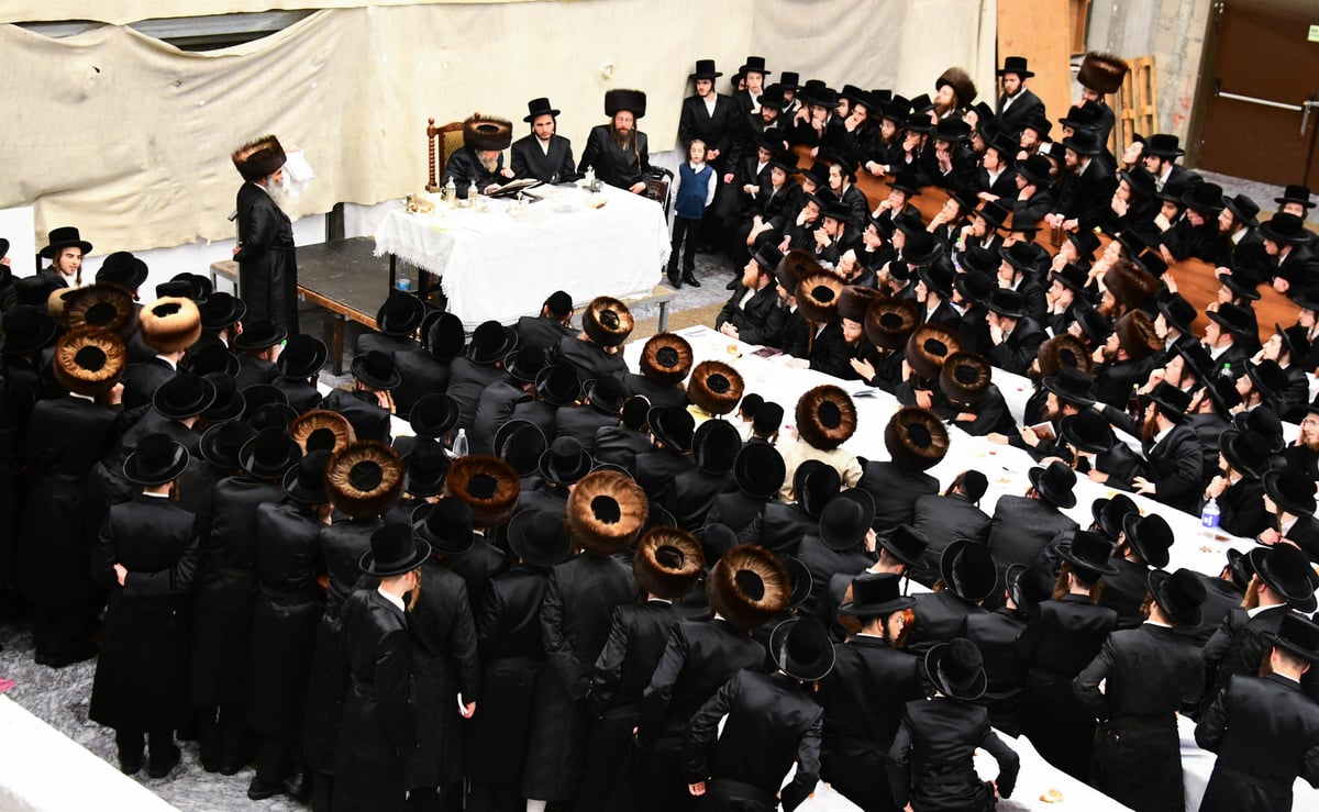 האדמו"ר מרחמסטריווקא בשב"ק באלעד עם בחורי החסידות