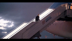 לא נעים: הנשיא ביידן תועד שוב נופל במדרגות המטוס | צפו