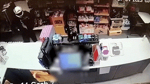 בן 52 שדד חנות נוחות עם קסדה ואקדח | תיעוד