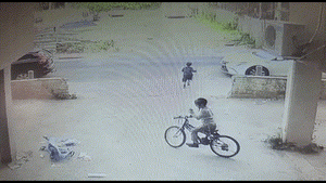 מחריד: הילד משחק בחניית הבניין ולפתע רץ לכביש - ונדרס