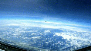 מטוס קרב סיני טס מול החרטום של מטוס אמריקני • כך זה נראה