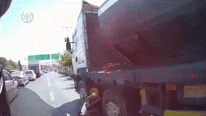 תיעוד ממצלמת הקסדה: נהג משאית מנסה להימלט משוטר