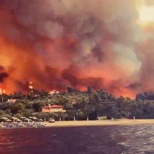 השריפה ביוון הפכה לגדולה ביותר אי פעם באיחוד האירופי
