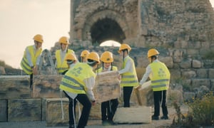 'מלכות', זאנוויל ויינברגר וילדי חסידימלעך בקליפ חדש: "שיבנה"